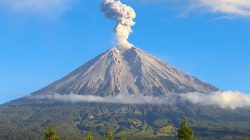 Gunung Semeru Erupsi Empat Kali, Warga Diimbau Jauhi Zona Rawan