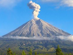 Gunung Semeru Erupsi Empat Kali, Warga Diimbau Jauhi Zona Rawan