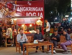 Mas Ibin Buka Ruang Curhat di Angkringan, Anak Muda Blitar Sampaikan Beragam Aspirasi