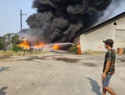 5 Ton Limbah Sandal Terbakar, Berawal dari Bakar Rumput