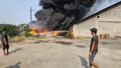5 Ton Limbah Sandal Terbakar, Berawal dari Bakar Rumput