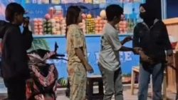Viral! Gadis Todong Wanita Berambut Pirang Pakai Golok