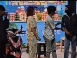 Viral! Gadis Todong Wanita Berambut Pirang Pakai Golok