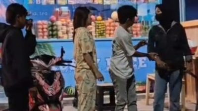 Viral! Gadis Todong Wanita Berambut Pirang Pakai Golok