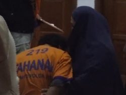 Dwi Bagus Bersimpuh di Hadapan Istri Sah sai Rekonstruksi Pembunuhan Dini dan Anak