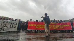 Massa Berbaju Hitam Geruduk Balai Kota Malang, Kritik Prabowo-Gibran