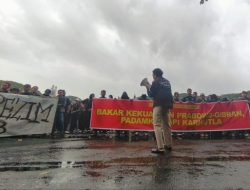 Massa Berbaju Hitam Geruduk Balai Kota Malang, Kritik Prabowo-Gibran