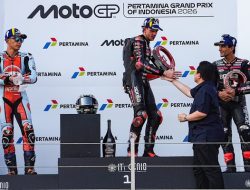 Erick Thohir Jadi Sorotan Media Italia karena Serahkan Trofi MotoGP Mandalika